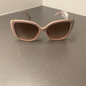 NYA MICHAEL KORS SOLGLASÖGON  - Helt nya inte min still så vill bli av med dom för 1600kr 