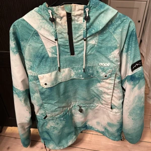 Dope jacka  - En väldigt fin och skön dope jacka. Använd 2 gånger förra vintern så den är i nyskick. En väldigt fin turkos blå färg och perfekt för dig som åker snowboard och skidor, den är väldigt varm o skön. 