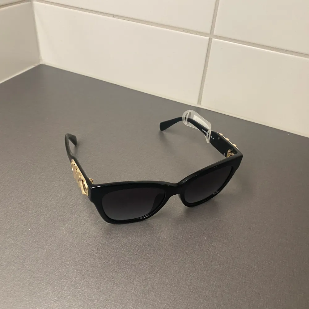 Helt nya MK Solglasögon 2600kr  i butiken säljes pga för stora för mig . Övrigt.