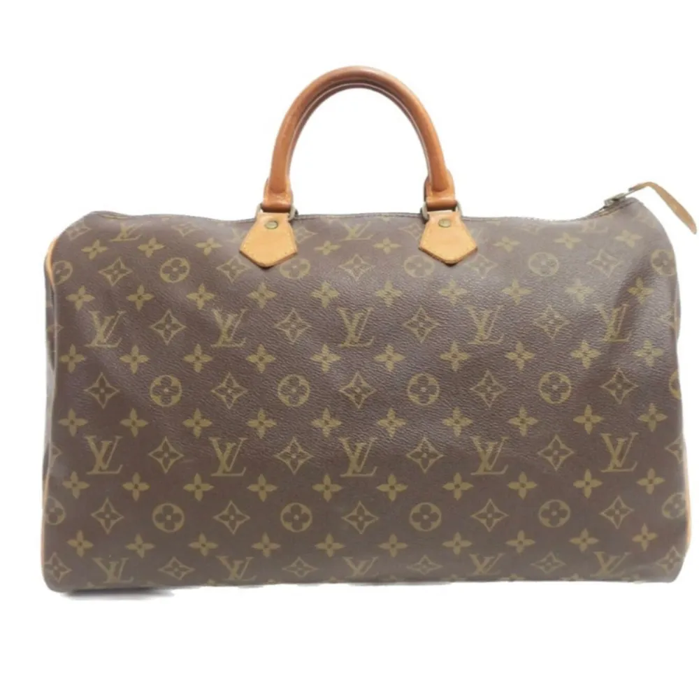 Louis Vuitton Speedy 40 är en tidlös klassiker! Det kommer att lägga till lyxig stil till alla kläder och passa alla tillfällen. Fler bilder och mer info i vår webbutik vintagetreasures.co. Väskor.