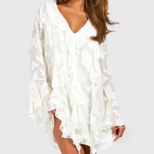 Vit klänning - Intressekoll på denna fantastiska vita klänning från boohoo som är helt slutsåld! Aldrig använd, så helt nyskick. Den är i strl 38 men skulle säga att den passar 36 med! 🥰💕 hör av er vid frågor eller fler bilder 