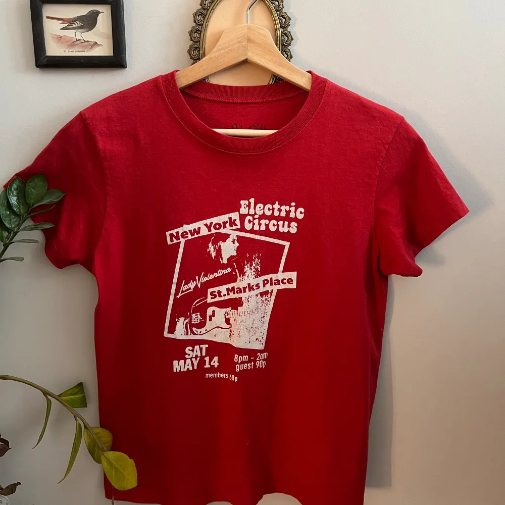 Super snygg röd brandy tröja med tryck. Endast använd typ 4 gånger💗Den är brandys one size storlek men skulle säga att den är typ S😊. T-shirts.