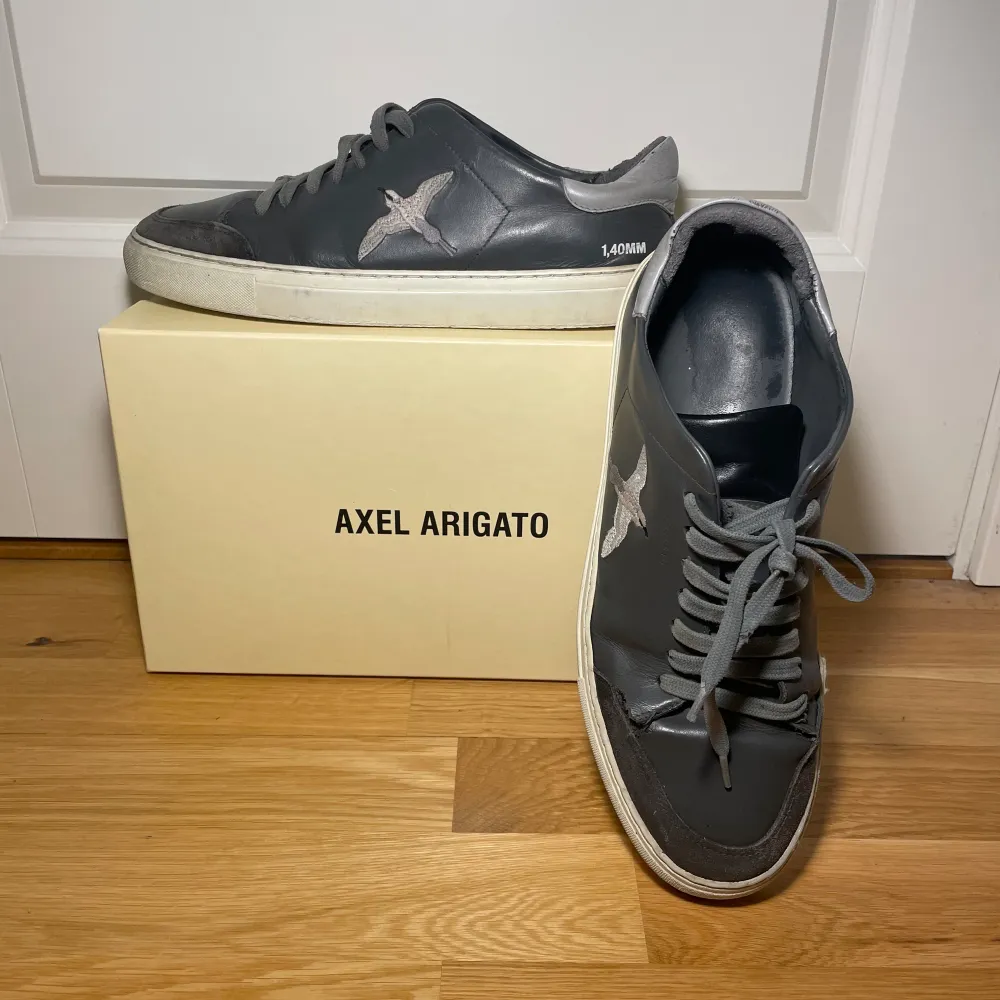 Tja! Säljer nu ett par riktigt snygga Arigato skor i storlek 44 🔥😮‍💨 De har en liten skada på höger skon som inte märks men annars är de i ganska bra skick. Kommer med box och dust bag och för billigt pris.. Skor.