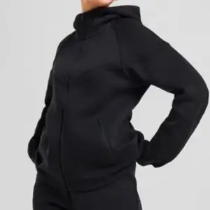 säljer denna nike tech fleece i storlek S. använd ett par få gånger, är fortfarande jättebra skick💕orginalpris= 1500kr