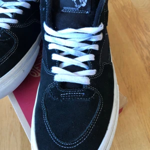 Skatesneakers  - Mycket bra skick, knappt använda. Vans, svarta storlek 45. Skickas endast.