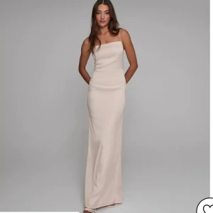 Nelly balklänning   - Balklänning i siden som endast är testad en gång. Från Nelly där den är slutsåld💓 creme/ljusrosa.  Har även en likadan i svart om det är intressant 