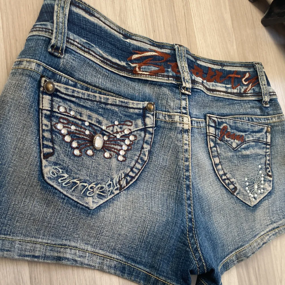  Super snygga low waist jeans shorts med fjärilar med massa fina små detaljer på bak fickorna och även fram samt coola sömmar 🌟. Shorts.