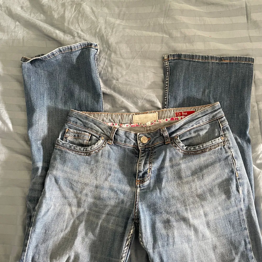 Lågmidjade jeans i storlek M/38, modellen är bootcut. Säljer då de är för stora för mig i midjan, köpta secondhand  men i bra skick 💕 skriv för mer bilder eller annan info . Jeans & Byxor.