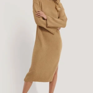 Na-kd stickad klänning  - Endast testad. Jättefin färg! Storlek S men passar även M.