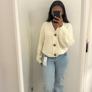 Flare highwaist Jeans - Från GinaTricot med prislapp aldrig använd, strl 36