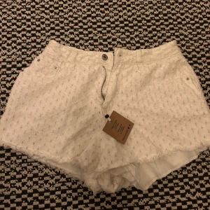 Vita shorts  - Säljer dessa as snygga shorts som är köpte på en butik i Italien, lappen år kvar och de är aldrig anvönda pga att de va försmå för mig (de sitter mer som en xs-s än m!)💕❤️
