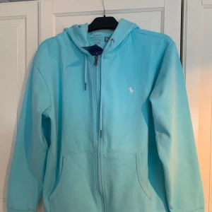 Polo ralph lauren zip up  - Ralph lauren zip hoodie. Riktigt fräsch sommar zip 10/10 aldrig använd helt ny. Pris kan sänkas till ett relativt pris vid en snabb affär, va inte rädd att fråga om något om ni har några funderingar.