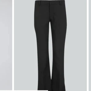 Low waist kostymbyxor bikbok - Säljer mina snygg lowwaist kostymbyxor då de tyvärr är lite för stora för mig💕 passar perfekt i längden för mig som är 1,70. Hör av er vid frågor!💕💕 använda några få gånger men har inget märkbart slitage!!