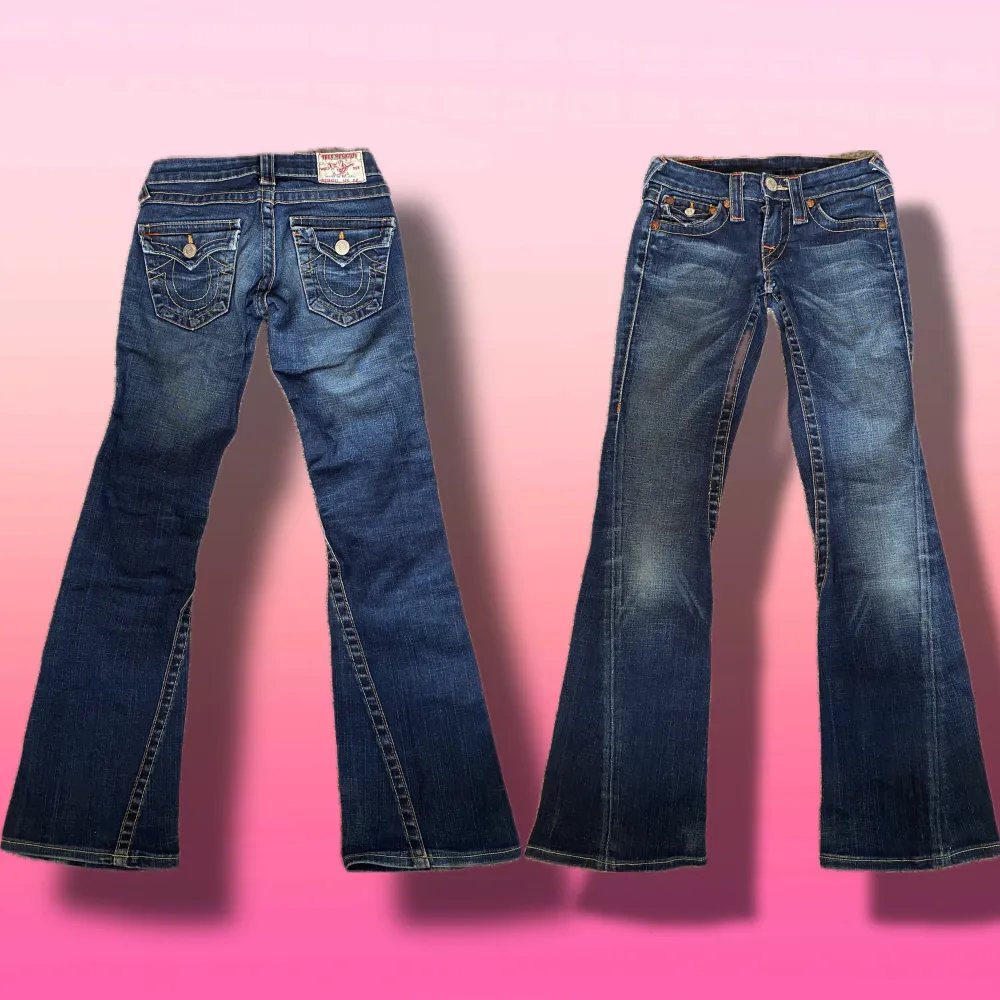 Det mest eftertraktade True Religion plagget på marknaden just nu! Ett par True Religion Jeans i en Lågmidjad modell. Jeansen är i perfekt skick och har storlek 24, men passar som 27. Skriv om ni har frågor!☺️. Jeans & Byxor.
