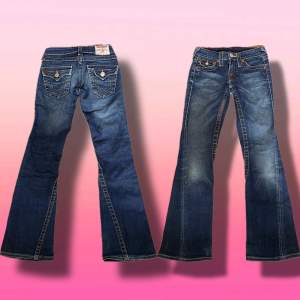 Det mest eftertraktade True Religion plagget på marknaden just nu! Ett par True Religion Jeans i en Lågmidjad modell. Jeansen är i perfekt skick och har storlek 24, men passar som 27. Skriv om ni har frågor!☺️