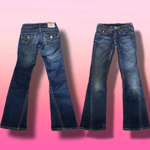 True Religion Bootcut Lowwaist Jeans - Det mest eftertraktade True Religion plagget på marknaden just nu! Ett par True Religion Jeans i en Lågmidjad modell. Jeansen är i perfekt skick och har storlek 24, men passar som 27. Skriv om ni har frågor!☺️