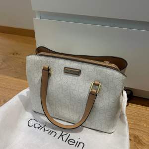 En helt oanvänd väska från Calvin Klein, köptes i USA 2020 men har aldrig använt. Helt ny!