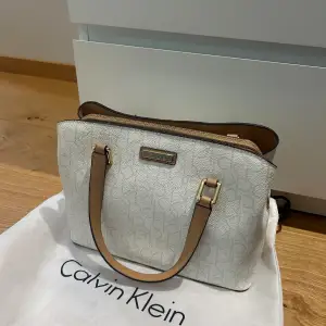 En helt oanvänd väska från Calvin Klein, köptes i USA 2020 men har aldrig använt. Helt ny!