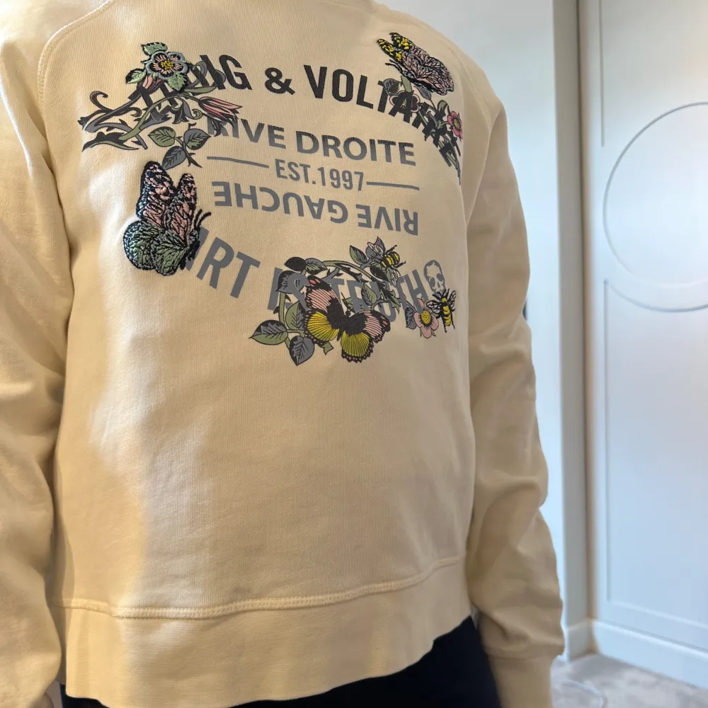 Jättefin benvit Zadig Voltaire sweatshirt med blommor och fjärilar. Tröjan är använd 1-2 gånger och är i nyskick.. Tröjor & Koftor.