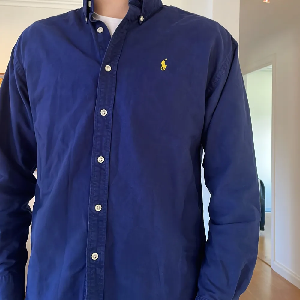 Snygg mörk blå Ralph lauren skjorta i 9/10 skick Nypris 1600kr men säljer för 350kr Modellen är storlek L men passar mer M Pris kan diskuteras vid snabb affär . Skjortor.