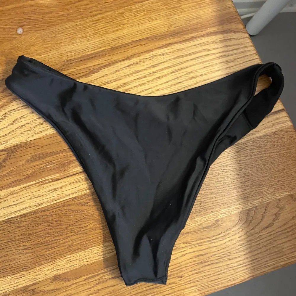 Säljer nu min svarta bikini underdel. Övrigt.