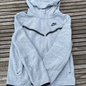 Nike tech - Har inte använt denna så många gånger. Men det står dock mitt namn i den. Fick den i present men är inte riktigt min stil.💗💕