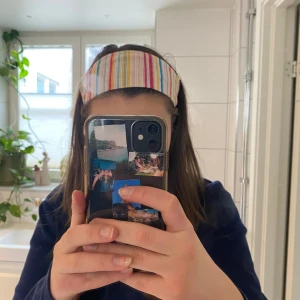 Hårband från Djerf Avenue🌈💕 - Nypris 449 Säljer detta hårband från Djerf Avenue som knappt är använt. Jag har klippt bort lappen där det står Djerf Avenue eftersom den stack fram på et fult sätt när man hade på dig hårbandet!🫶🏻 Hör av dig vid frågor❤️