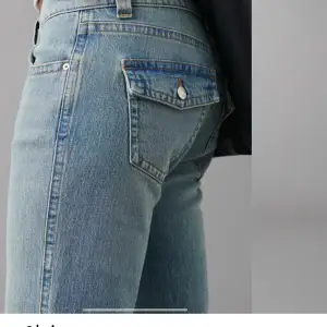 Säljer dessa snygga ljusblå lågmidjade jeans i storlek xs för 330kr (ordinarie pris 499,95kr). Byxorna är endast använda en gång.💞💞