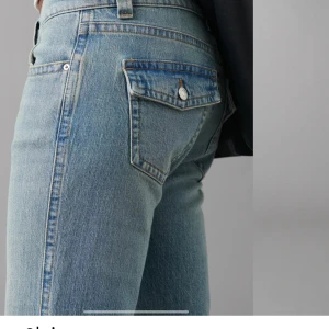 Ljusblåa lågmidjade jeans - Säljer dessa snygga ljusblå lågmidjade jeans i storlek xs för 330kr (ordinarie pris 499,95kr). Byxorna är endast använda en gång.💞💞