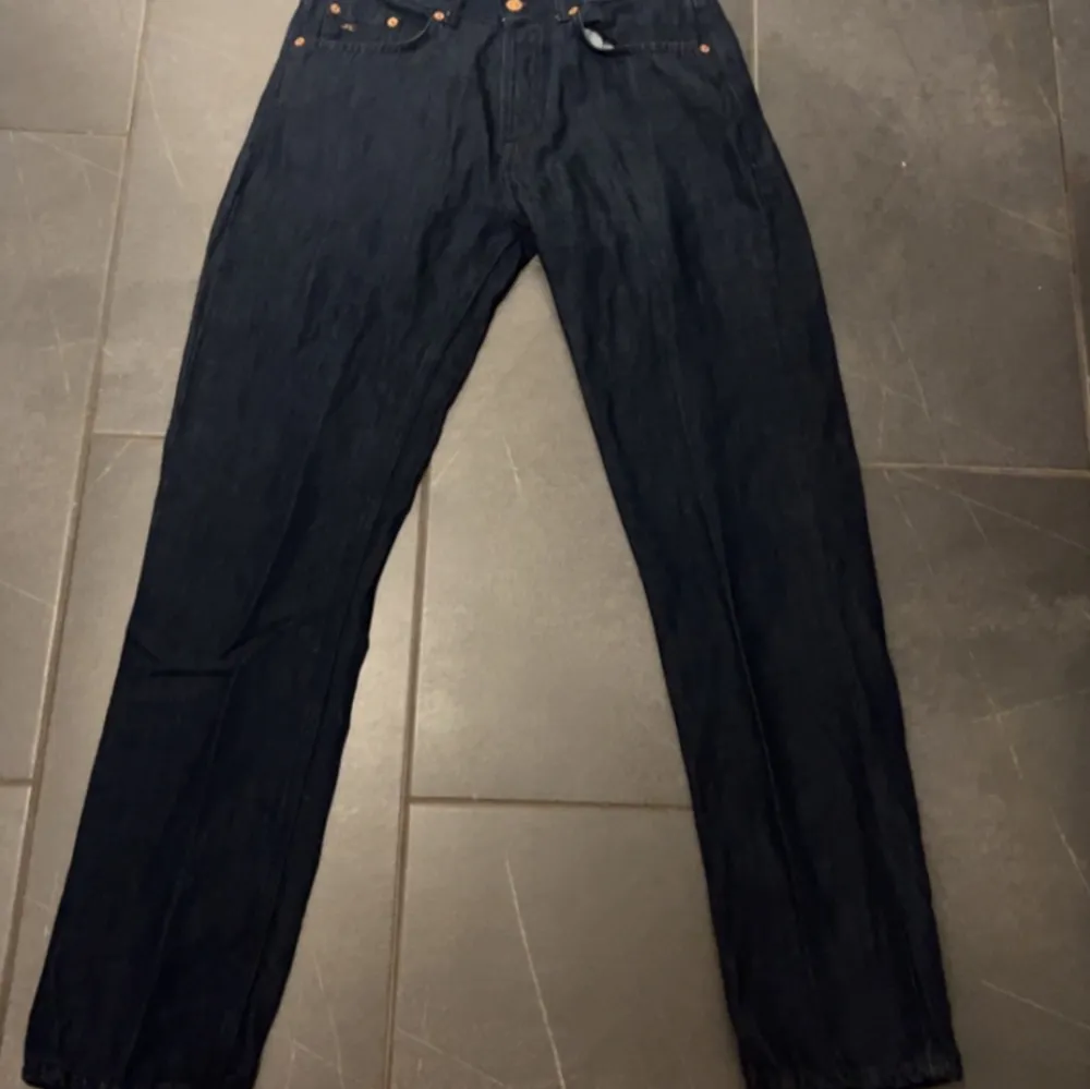 Mörkblå Cody Rawtech jeans med originalpris på 1700kr. Använda 2 gånger, inga deffekter förutom att de är ostrykta. Använder ej vilket är varför de säljs.. Jeans & Byxor.
