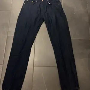 Mörkblå Cody Rawtech jeans med originalpris på 1700kr. Använda 2 gånger, inga deffekter förutom att de är ostrykta. Använder ej vilket är varför de säljs.