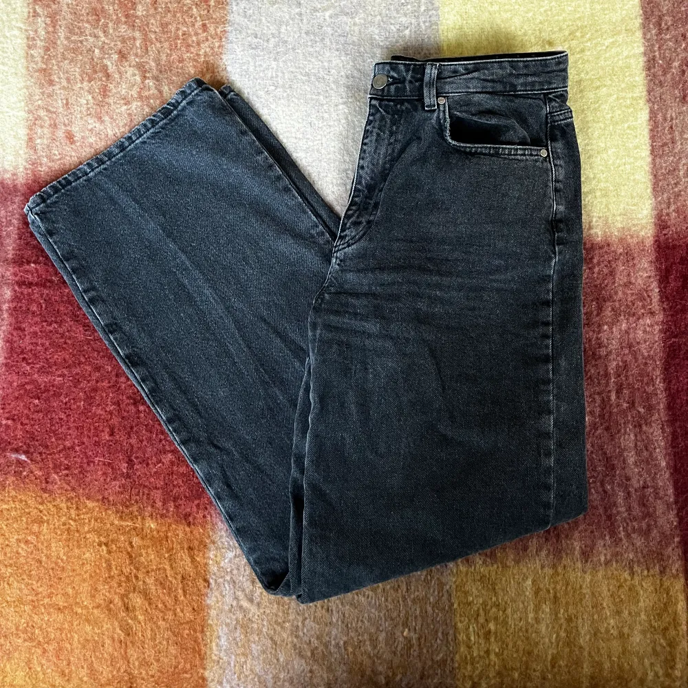 Ett par vida, grå jeans från Stradivarius i storlek 40 men skulle säga att de passar 38 bättre . Jeans & Byxor.