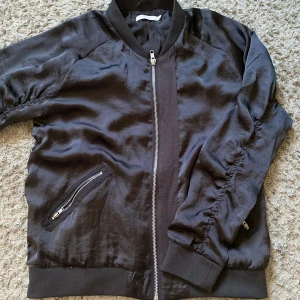 Bomberjacka  - Snygg grå blå jacka som knappt är använd då ja inte passar i färgen.💕