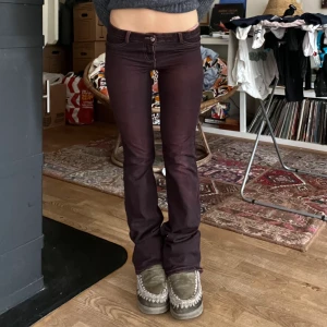 Lågmidjade bootcut jeans  - Lågmidjade bootcut Manchester jeans i en jätte cool vin röd tvätt. Midjemått 33 cm (stretchiga). Innerbenslängd 80 cm. Köp via köp nu ❤️