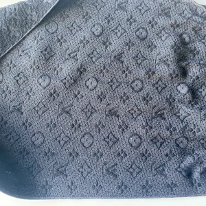 Louis Vuitton halsduk  - Louis Vuitton halsduk knappt använd  Box finns också.