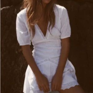 Zara klänning - Jätte fin vit klänning som passar perfekt till sommaren! Köpt förra året och använd endast en gång så är in princip som ny. 