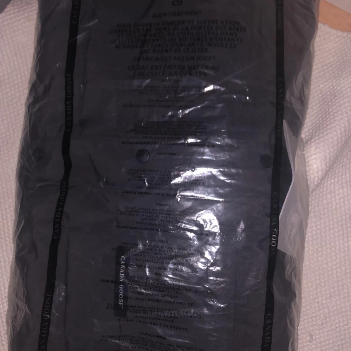 Hej, säljer en grå Canada goose väst med black label! Storlek XL men rekommenderar för L. priset går att diskuteras.  Fick den i april och har använt den 2 gånger. - 90