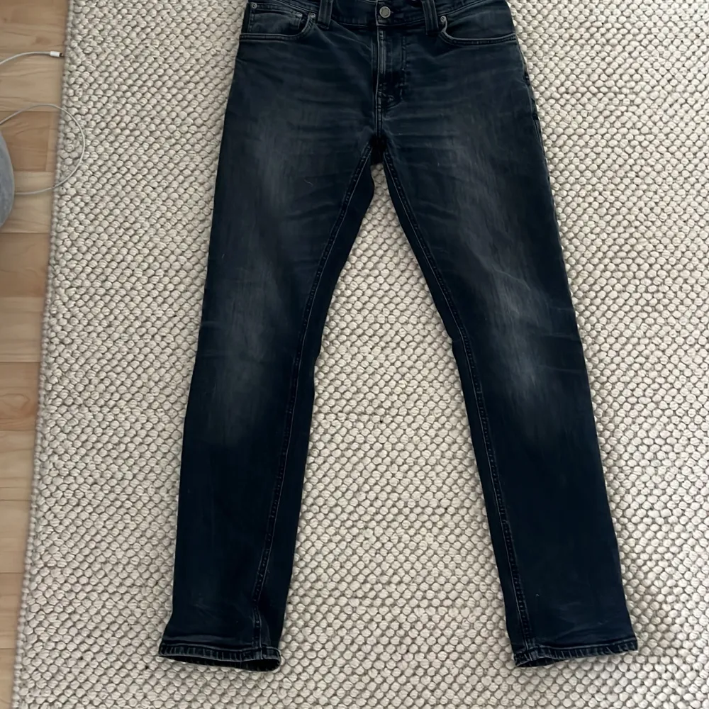 Nudie jeans straight/slim fit blåa använda ett par ggr nypris 1400 . Jeans & Byxor.