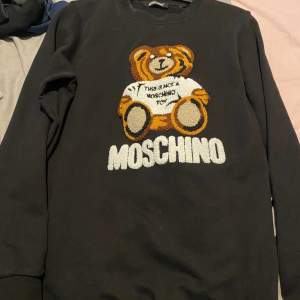 Moschino hoodie, använd en gång, väldigt stor på mig.