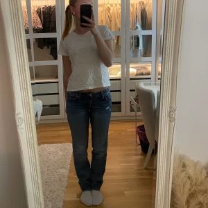 Lågmidjade jeans  - Super fina straight/bootcut jeans från H&M som tyvärr inte kommer till användning längre ❣️ Väldigt fint skick och bara använda några gånger. Är 168 för referens🥰