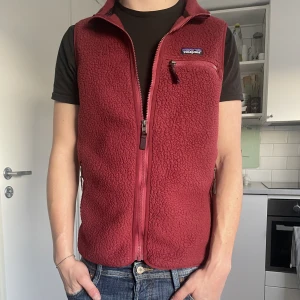 Patagonia väst - Säljer nu min riktigt schyssta väst från Patagonia. Västen är i mer eller mindre nyskick då jag knappt använt den.  Nypris ligger på runt 1400 Mitt pris: 1000