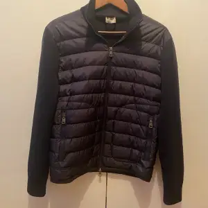 Hej, säljer min moncler cardigan som jag inte gillar längre och inte har någon användning av därför vill jag sälja den. Den är i bra kondition och tags följer med. För bättre bilder skriv till mig privat så fixar jag det!