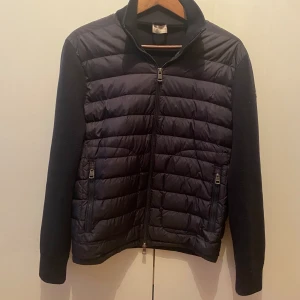 Moncler cardigan  - Hej, säljer min moncler cardigan som jag inte gillar längre och inte har någon användning av därför vill jag sälja den. Den är i bra kondition och tags följer med. För bättre bilder skriv till mig privat så fixar jag det!