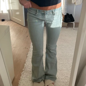 Lågmidjade jeans!! - Säljer dessa ass snygga lågmidjde jeansen!!😍 i den perfekta ljus blå färgen❤️ dröm nu i sommar och vår!