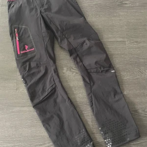 Friluftsbyxor Peak performance  - Använda nån gång bara, så himla sköna och snygga! 