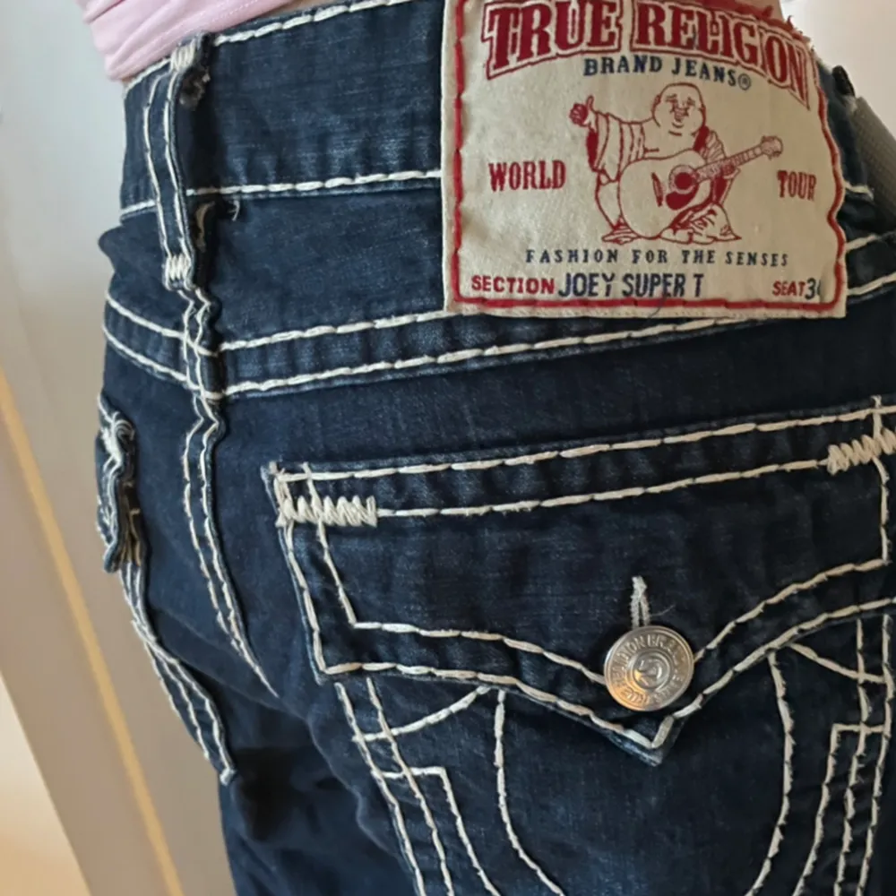Jätte snygga true religion jeans storlek 34 och sitter baggy, säljer eftersom det inte är min stil längre. Dem är i bra skick och är knappt använda. Jeans & Byxor.