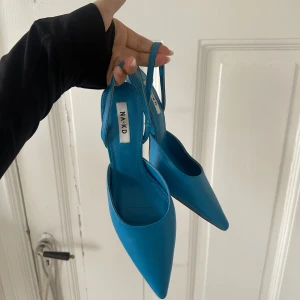 Låga klackar - Säljer dessa över fräsiga klackarna från NA-KD! Aldrig använda förutom att blivit testade i mitt rum:) 