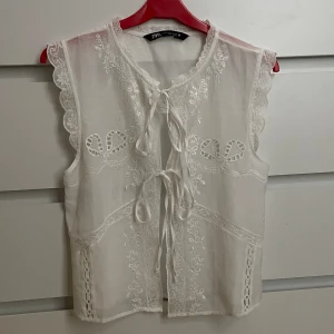 zara topp - helt oanvänd topp från zara köpt för 379, slut i de flesta storlekar🎀