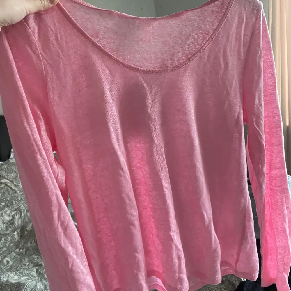 Fin rosa tröja från hm, ganska tunn och genomskinlig, aldrig kommit till användning med pris lappen kvar.  Stl S. Tröjor & Koftor.