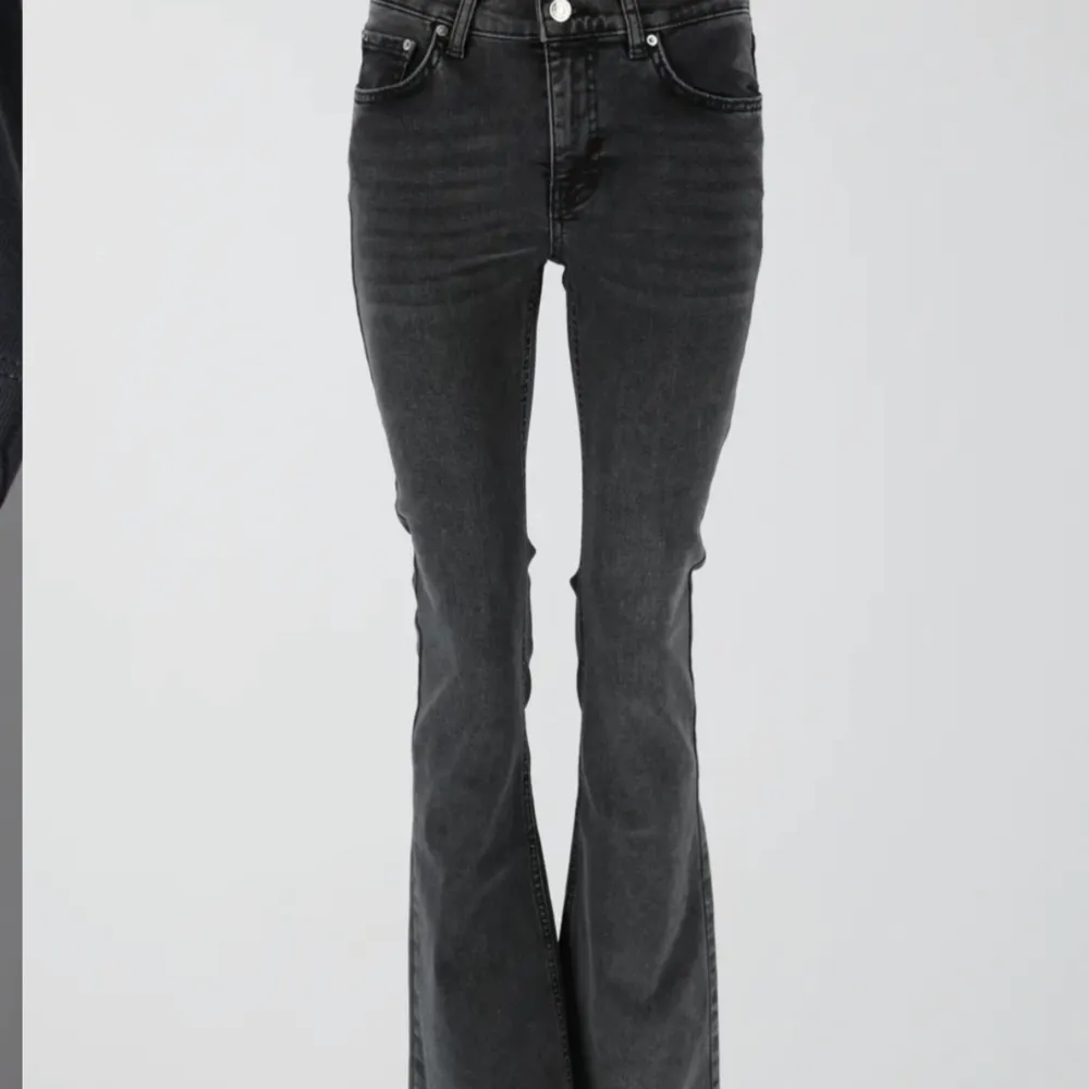 Säljer dessa low Waits bootcut jeans från Gina då de inte kommer till användning! 💗nypris är 499kr men jag säljer dem för 250🥰. Jeans & Byxor.